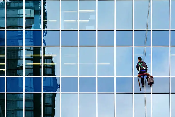 "تنظيف واجهات زجاج احترافي في الفجيرة بواسطة سهم العرب"