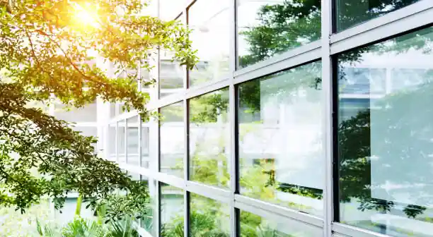 "عامل تنظيف واجهات زجاج تابع لشركة تنظيف واجهات زجاج سهم العرب"