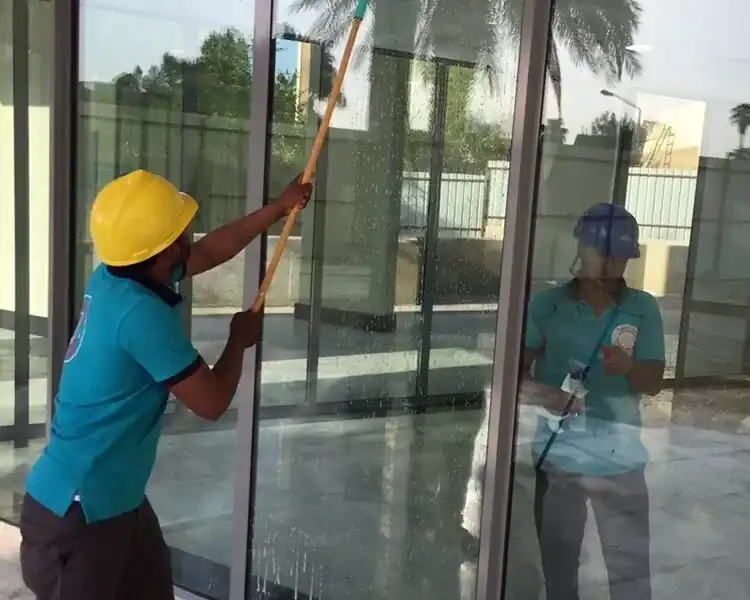 تنظيف واجهات الزجاج